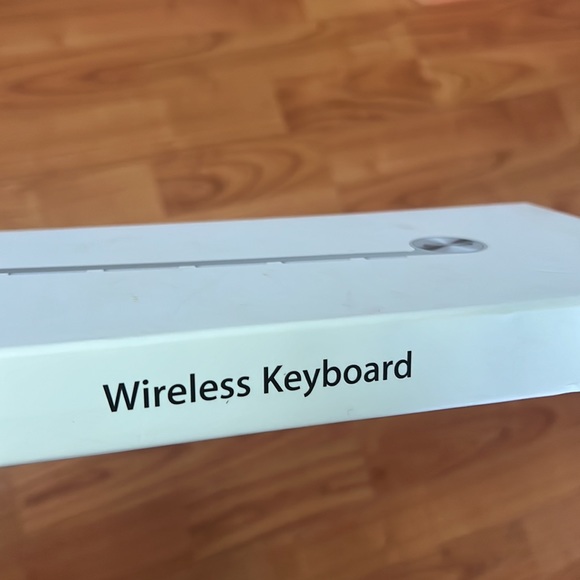 APPLE  Wireless Keyboard MC184LL/B - Picture 7 of 11